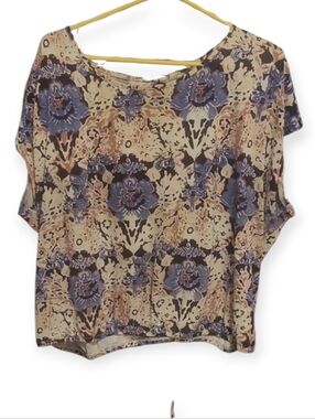 Floral Print Short-Sleeve Top in Beige and Purple